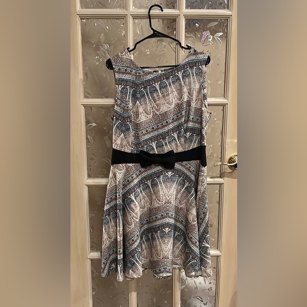 Light fee cutest dress with black tie on the waist. Warned only once.